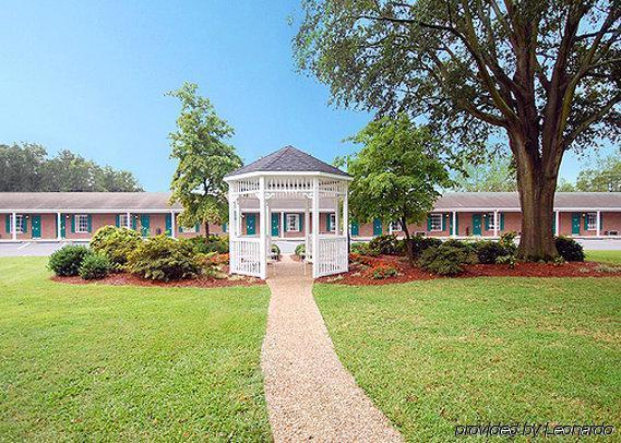 Ambassador Inn Fayetteville Exterior photo